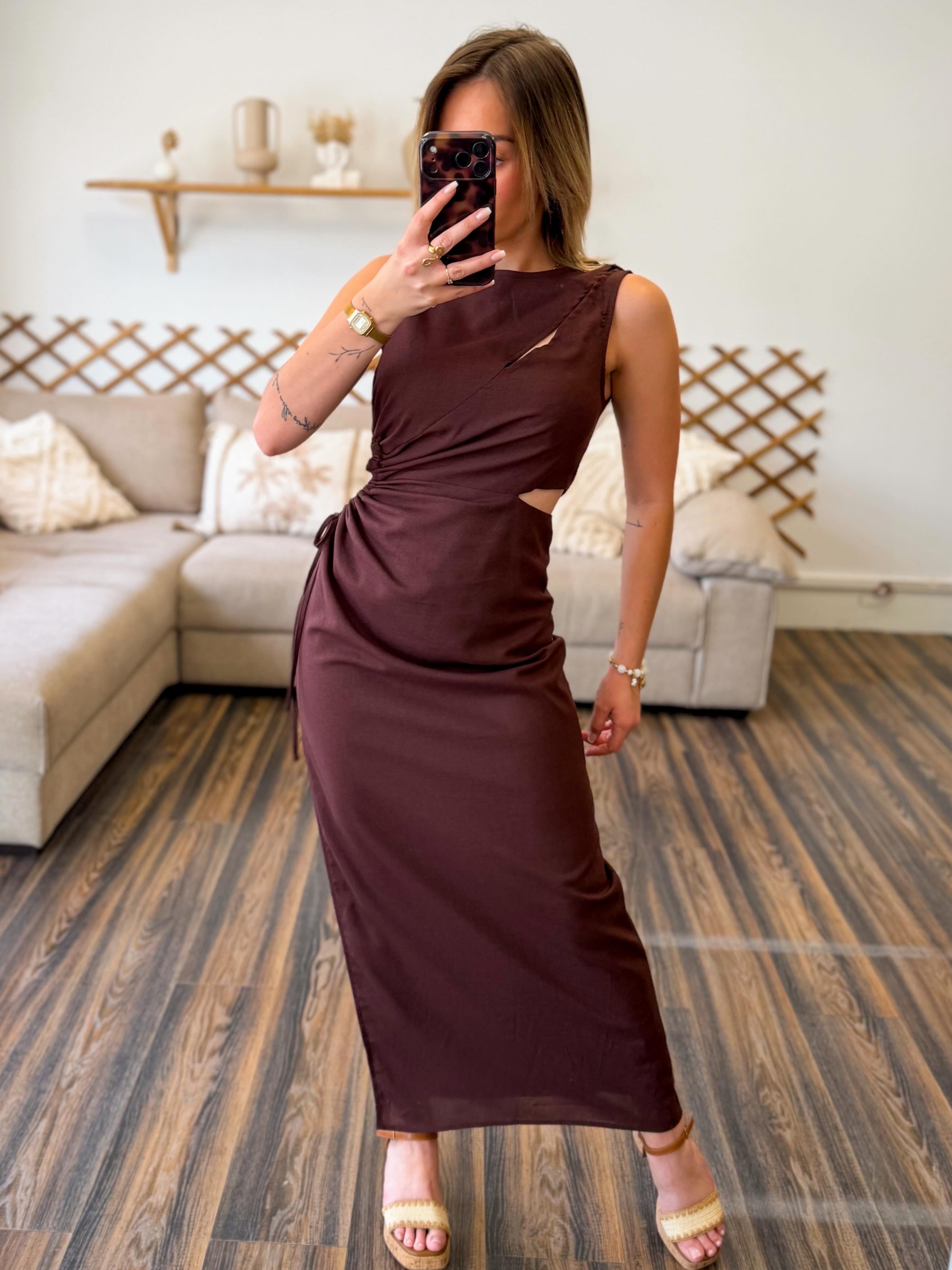 ROBE MARRON OUVERTE SUR LE CÔTÉ