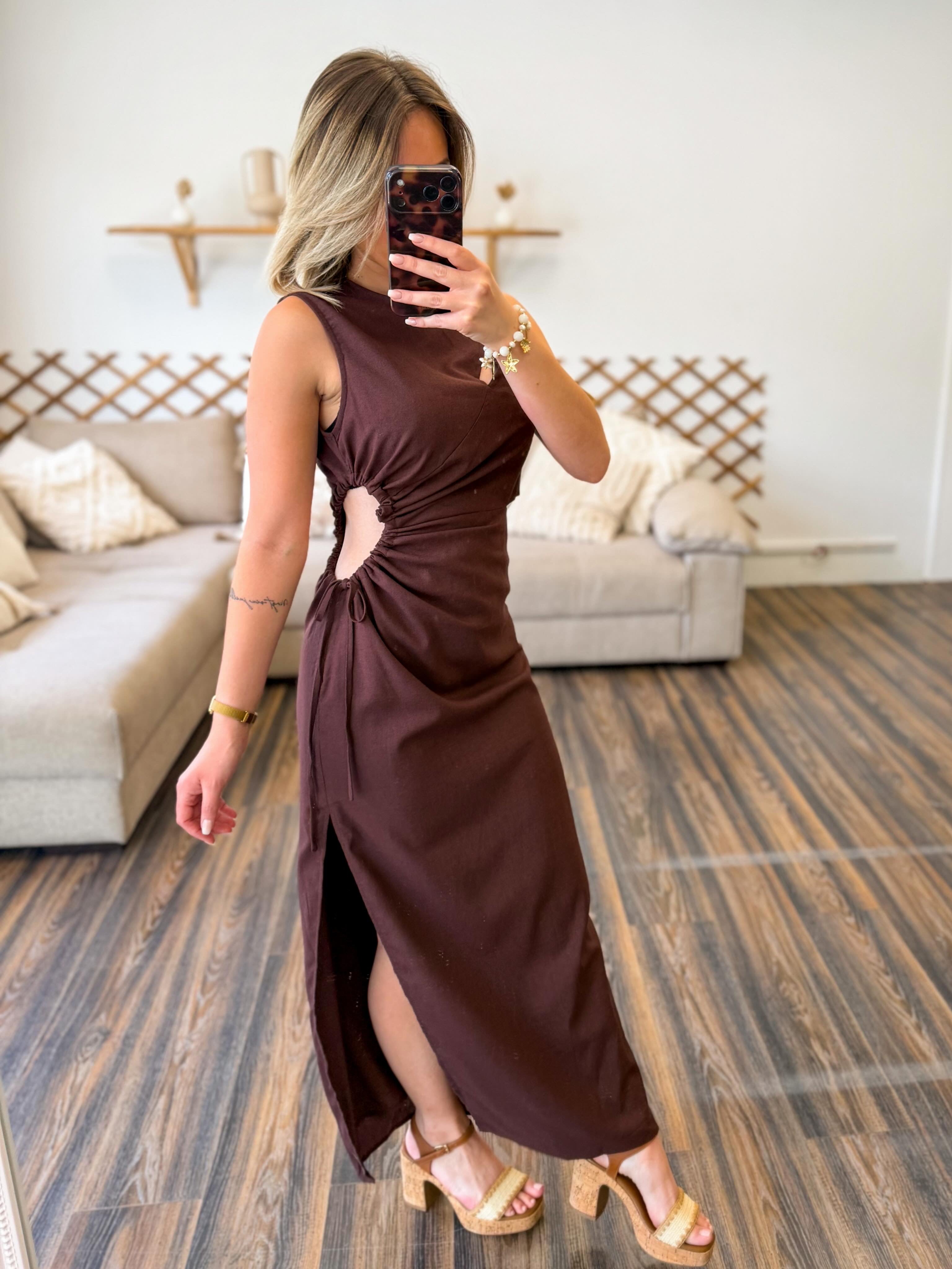 ROBE MARRON OUVERTE SUR LE CÔTÉ