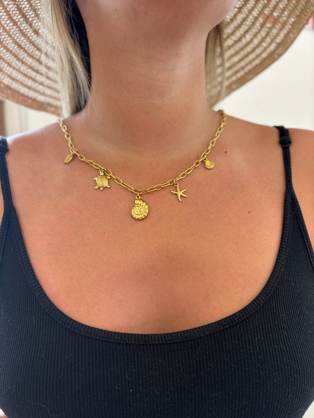 COLLIER AVA