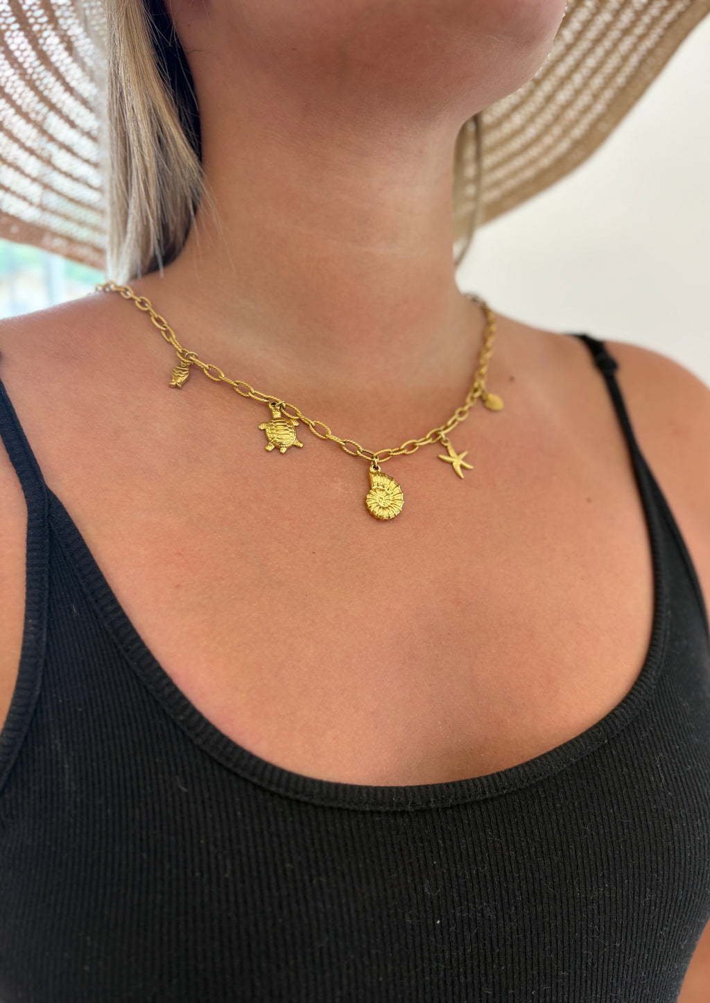 COLLIER AVA